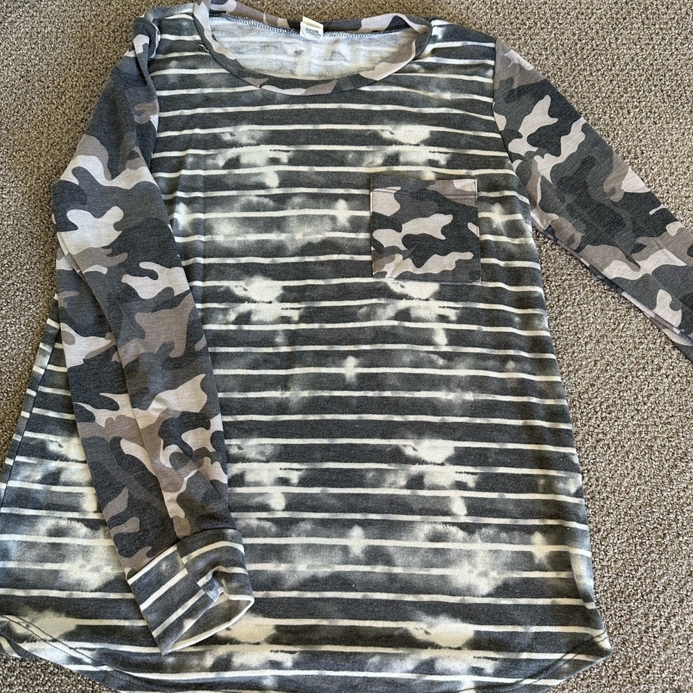 Camo long sleeve women’s shirt. Size XL.